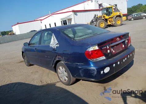 2005 Toyota Camry Le z USA, uszkodzony, nr VIN 4T1BE32K25U404312